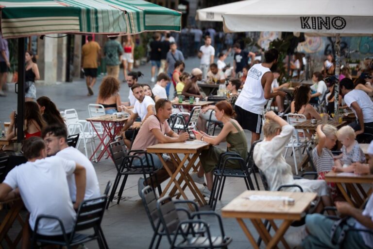 Más de tres millones de españoles viven en municipios sin bares ni discotecas