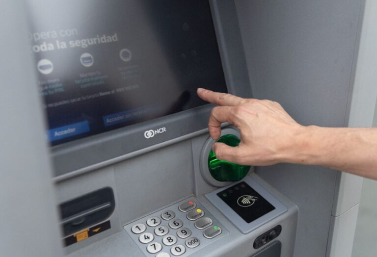 Los cajeros ya se reestablecen con normalidad, aunque los bancos monitorizan la situación