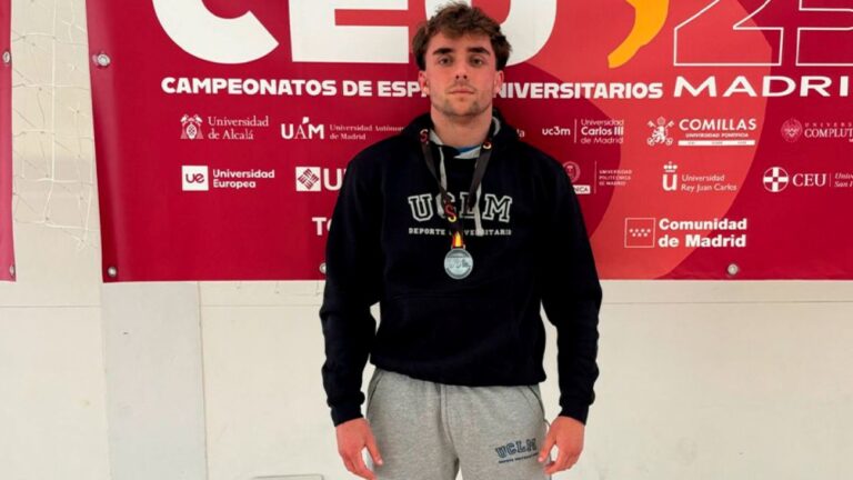El estudiante Carlos Vallejo Maroto, medalla de plata en el Campeonato de España Universitario de lucha