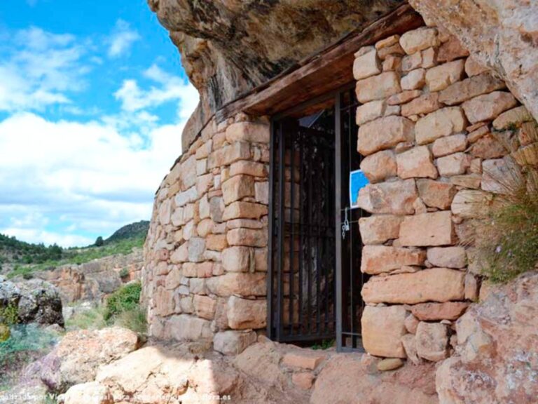 La cueva de Guadalajara que esconde más de 200 grabados del Paleolítico