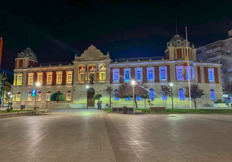 La Diputación de Ciudad Real se ilumina con los colores del Vaticano en memoria del Papa Francisco