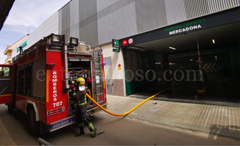Incendio de un vehículo en el parking del Mercadona del centro de Tomelloso