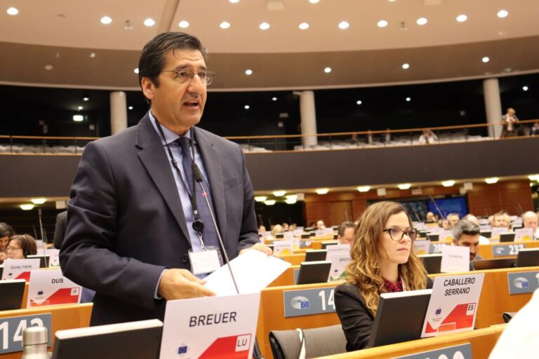Caballero pide en Bruselas más fondos para el campo de la UE: «También es un sector estratégico para nuestra defensa»