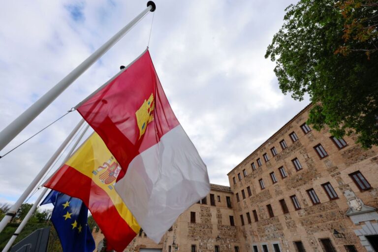 Las banderas de las Cortes seguirán ondeando a media asta hasta este jueves en señal de luto por el Papa