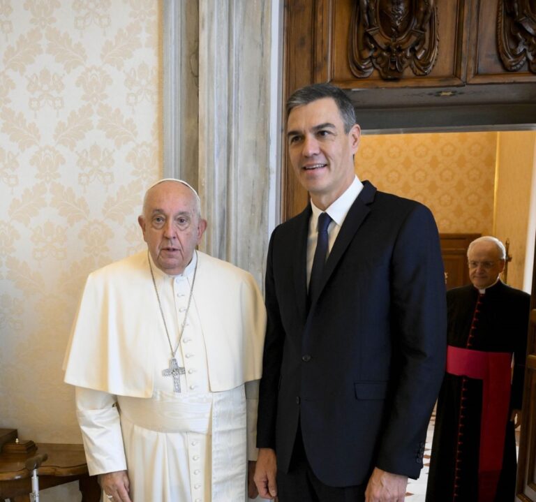 Page resta importancia a la ausencia de Sánchez en el funeral del Papa Francisco: «No creo que haya causa política»