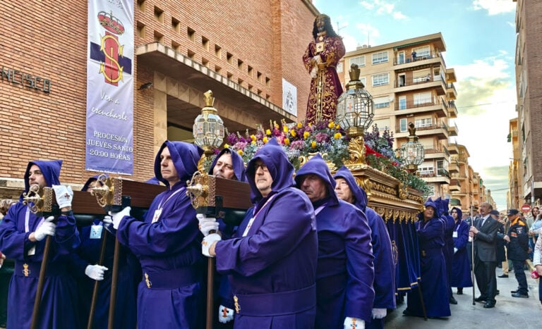 Miles de túnicas llenan las calles de Castilla-La Mancha en un Jueves Santo sin lluvia