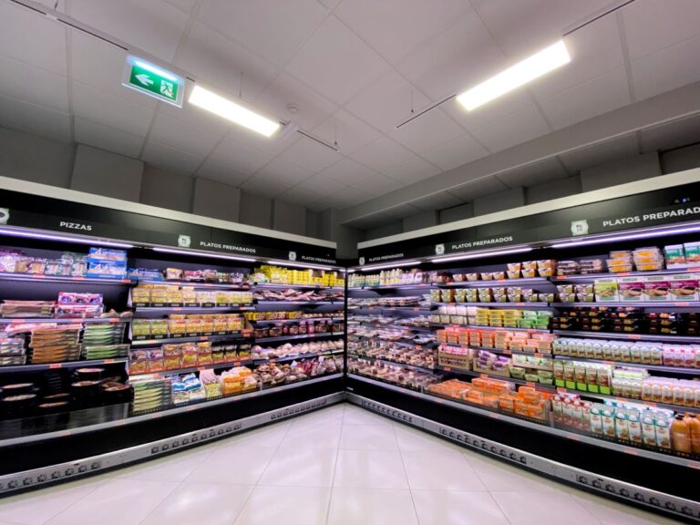 AESAN aconseja tirar alimentos perecederos como carne, pescado, huevos o leche tras un apagón de más de 4 horas