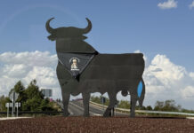 Otra vez el pañuelo: la Guardia Civil evita su robo durante la Procesión de las Antorchas Romería de Tomelloso 2025