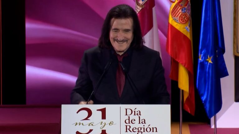 Luis Cobos y Alejandro Arellano reciben con gratitud la Medalla de Oro de la tierra que les ha dado «todo»