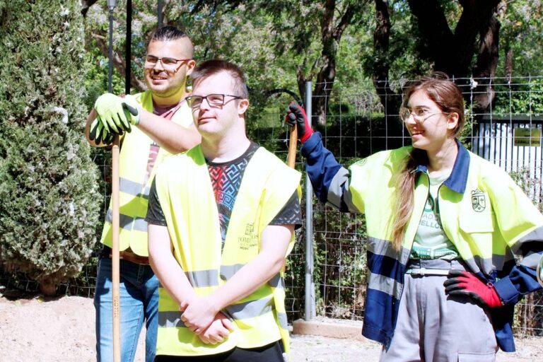 Seis alumnos del CEE Ponce de León de Tomelloso trabajan en arreglos del parque Embajadores
