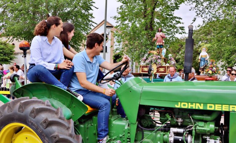 Los tractores arropan a San Isidro en su tradicional desfile en Tomelloso