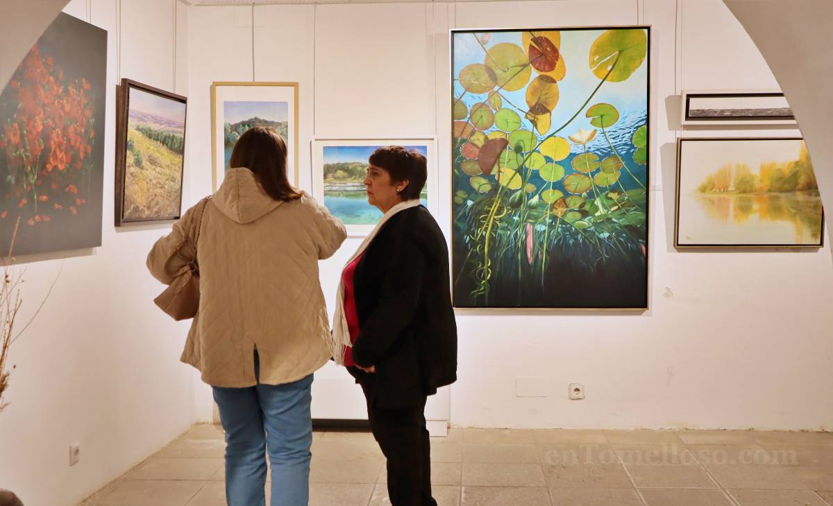 La Asociación Cultural Arrakis tiñe de azul la Posada de los Portales con su nueva exposición