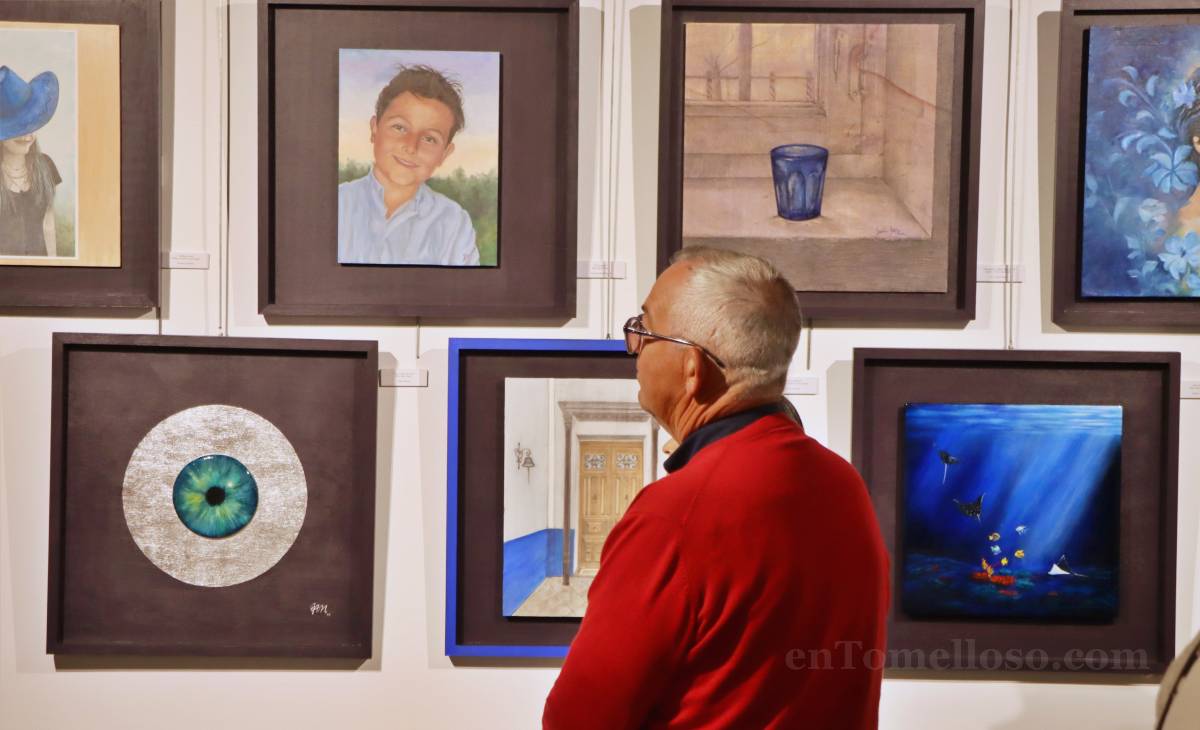 La Asociación Cultural Arrakis tiñe de azul la Posada de los Portales con su nueva exposición