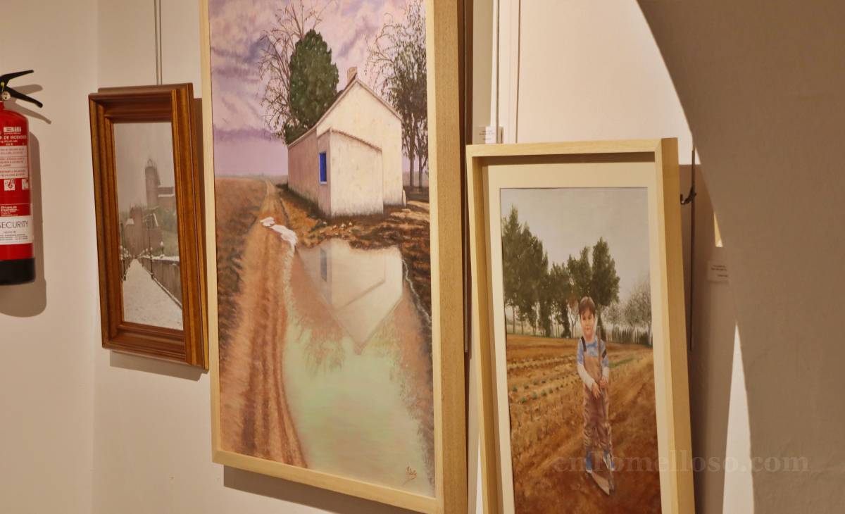 La Asociación Cultural Arrakis tiñe de azul la Posada de los Portales con su nueva exposición