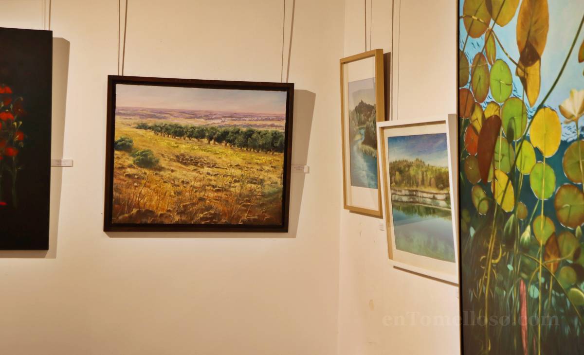 La Asociación Cultural Arrakis tiñe de azul la Posada de los Portales con su nueva exposición