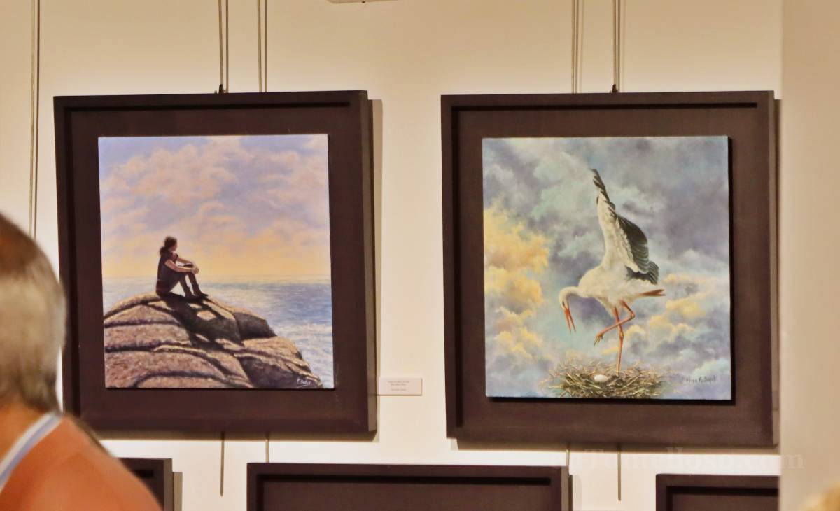 La Asociación Cultural Arrakis tiñe de azul la Posada de los Portales con su nueva exposición