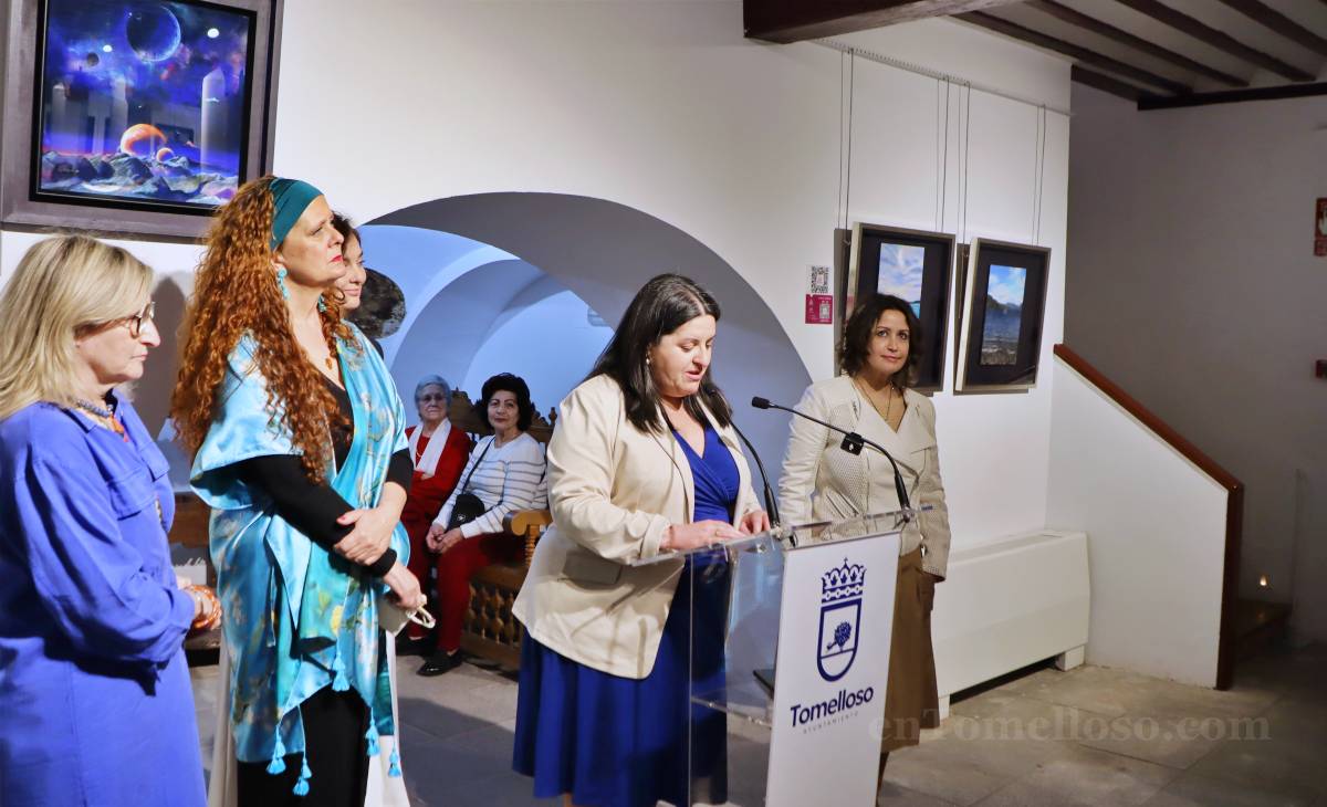 La Asociación Cultural Arrakis tiñe de azul la Posada de los Portales con su nueva exposición