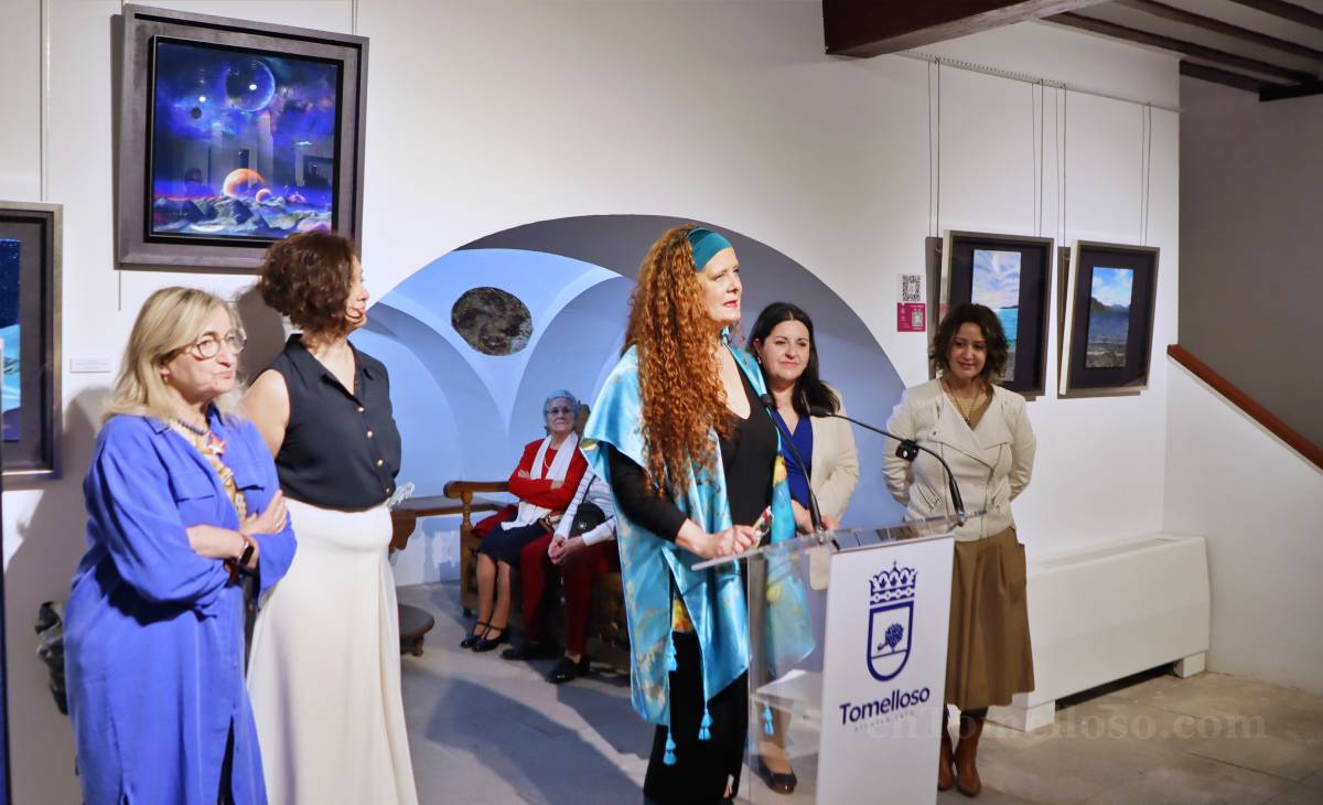 La Asociación Cultural Arrakis tiñe de azul la Posada de los Portales con su nueva exposición