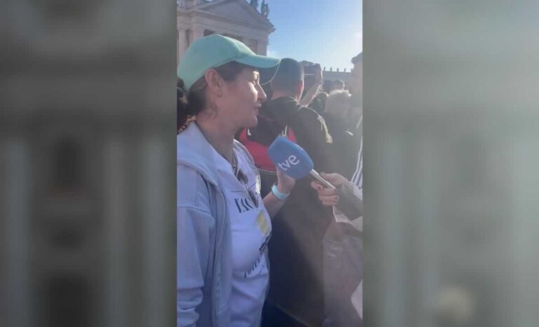 Una tomellosera vive desde la Plaza de San Pedro el anuncio del nuevo Papa