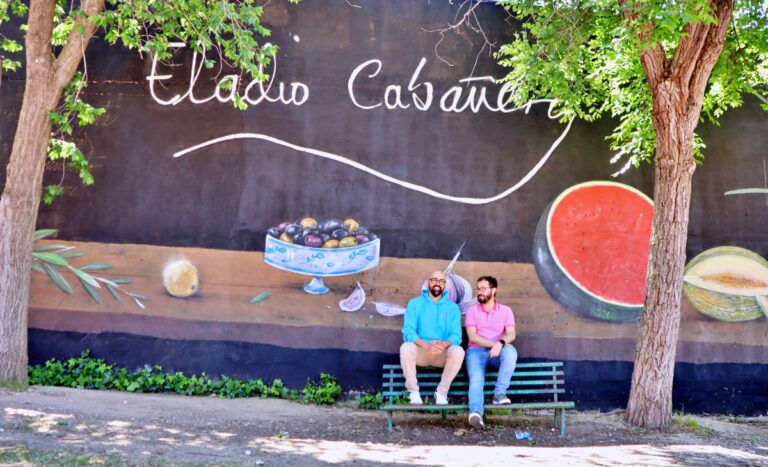 El IES Eladio Cabañero rinde homenaje a su poeta con un mural de Gobi