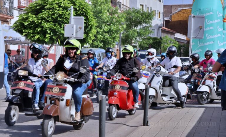 Tomelloso ruge con la X Ruta del Vino en Vespa: pura pasión sobre ruedas