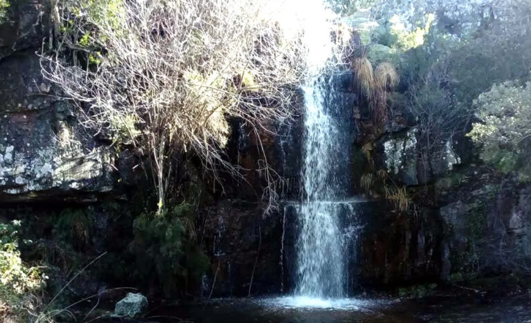 Muere una mujer tras caer de una cascada durante una ruta de senderismo