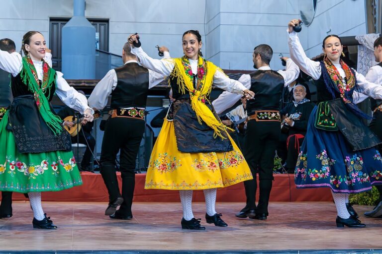 El Festival Folklórico de Mayos Manchegos llenó de tradición la Cueva de Medrano de Argamasilla de Alba