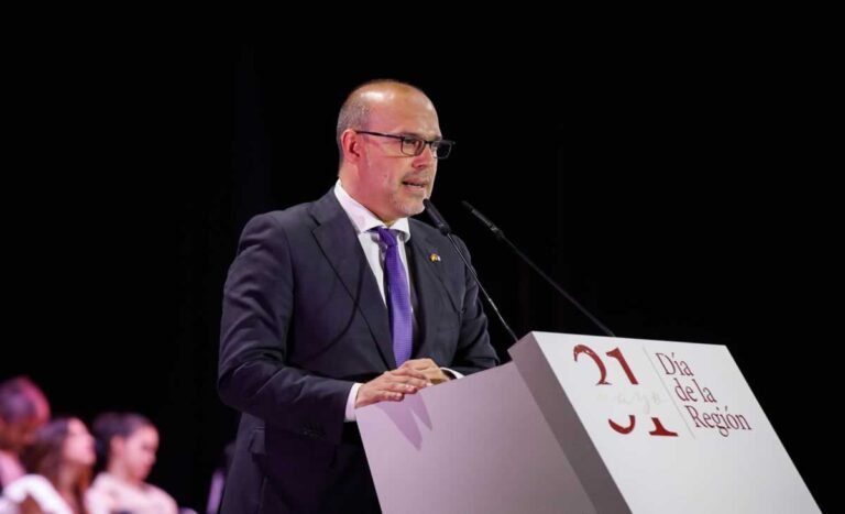 Bellido ensalza la región como un «oasis de respeto» en un país que depende de «quienes no creen en él»