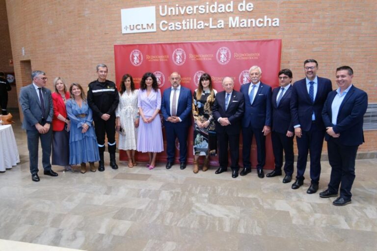 Rozalén y la UME reciben los premios ‘Reconocimientos’ del Consejo Social de la UCLM