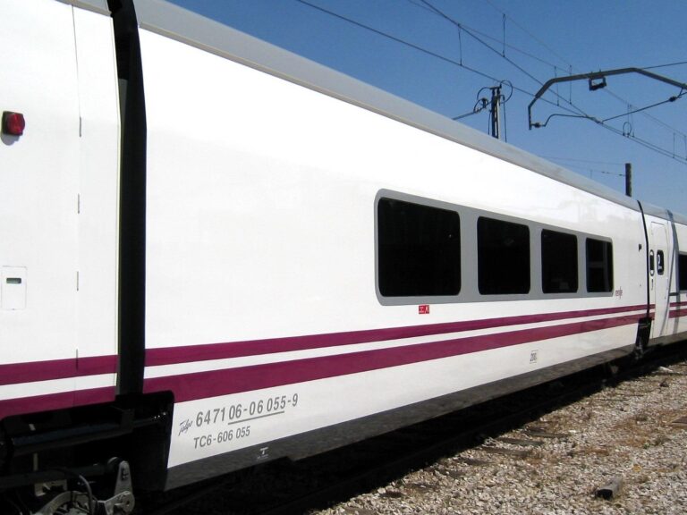 Renfe lanza un descuento del 25 % en AVE y Larga Distancia para reservas de 4 personas