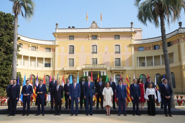 El Rey llega a la Conferencia de Presidentes y se hace una foto de familia con las autoridades