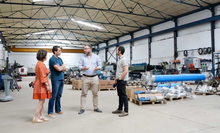 Navarro visita Talleres Jesús Morales, referente nacional en innovación para la industria vinícola