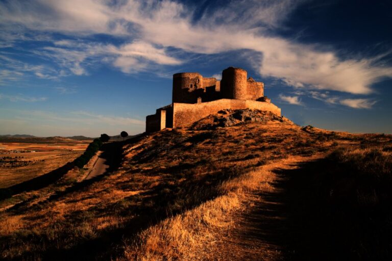 Parece un bastión del Señor de los Anillos, pero es Toledo: así es el castillo de Consuegra