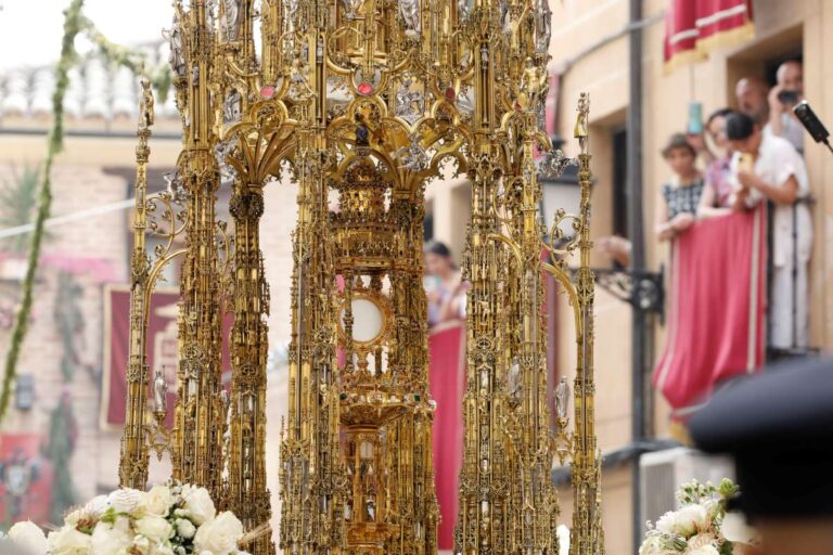 Ni el sol pudo con la fe: Toledo se vuelca con la Custodia de Arfe