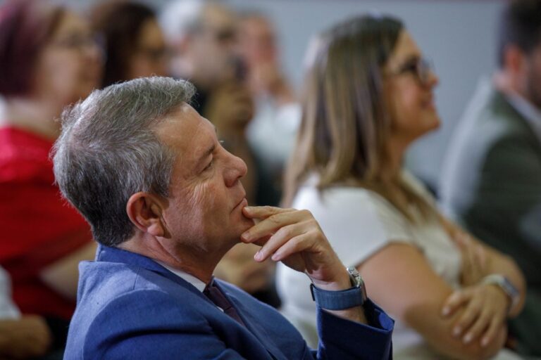 Page apoya la posición de España de no sacrificar el futuro para nutrir la industria armamentística de EEUU