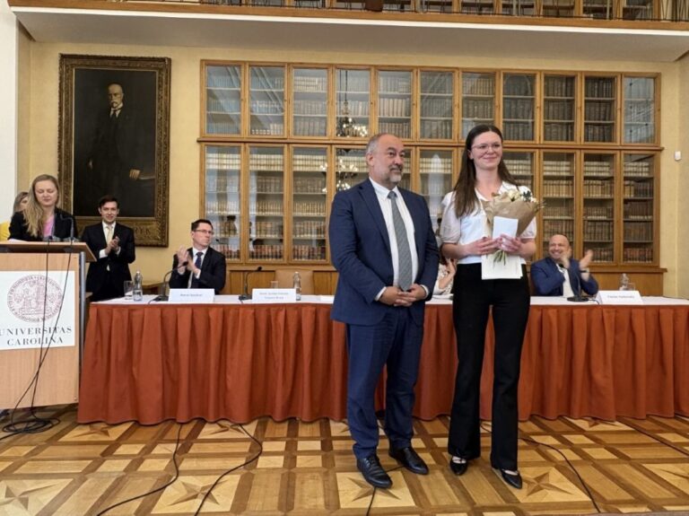 El rector Julián Garde entrega en la Universidad Carolina de Praga el XXX Premio Iberoamericano