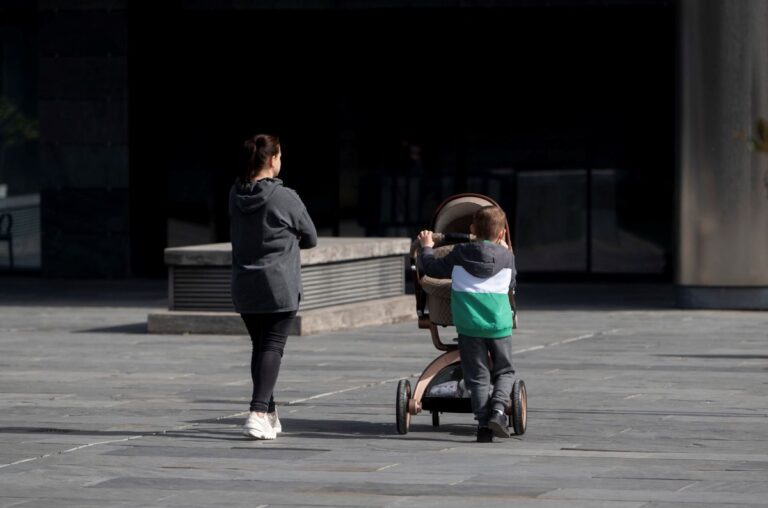 Más de 10.000 madres y padres de C-LM recibieron la prestación de nacimiento y cuidado de menor en el primer semestre