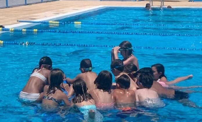 niños en la piscina