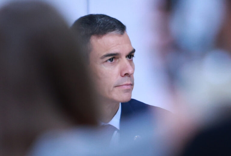 Sánchez traslada a responsables de Igualdad del PSOE que se cambiará el Código Ético para expulsar a los ‘puteros’