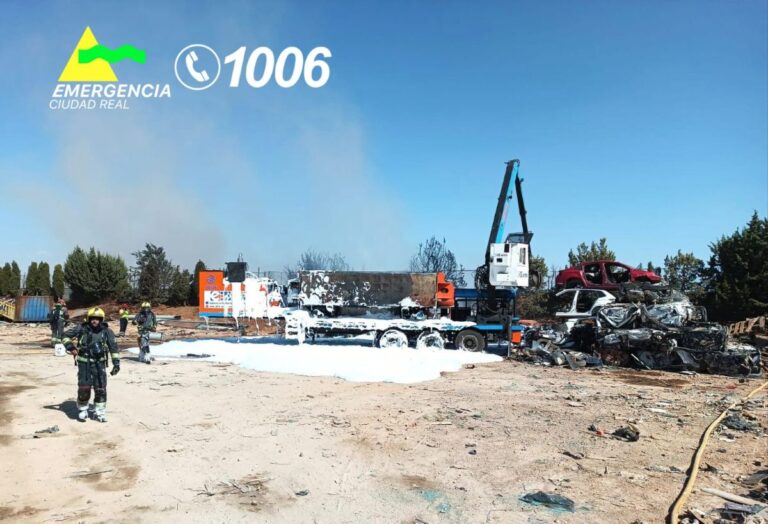 Un incendio en un desguace de Tomelloso se propaga a un campo de cereal