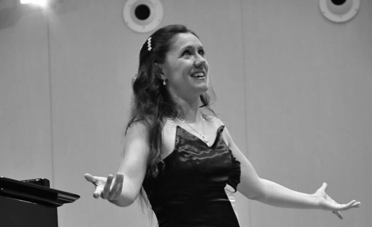 La soprano tomellosera Gemma Román presenta su disco «Luna de Sol»