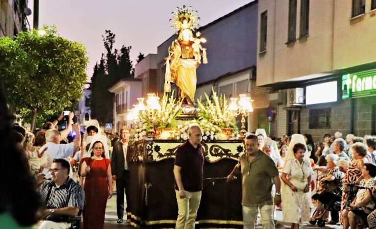El Barrio del Carmen vive su día grande con emoción y fe