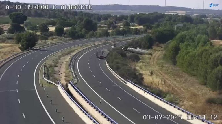 El vuelco de un camión cisterna con butano causa el corte total del tráfico en la A-30 a su paso por Albacete