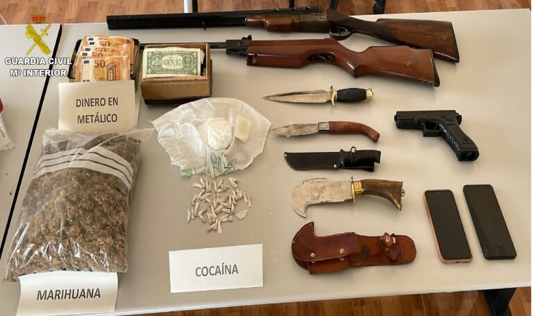 Cocaína, marihuana, escopetas y armas, el «botín» de un grupo criminal en Villanueva y Campo de Montiel