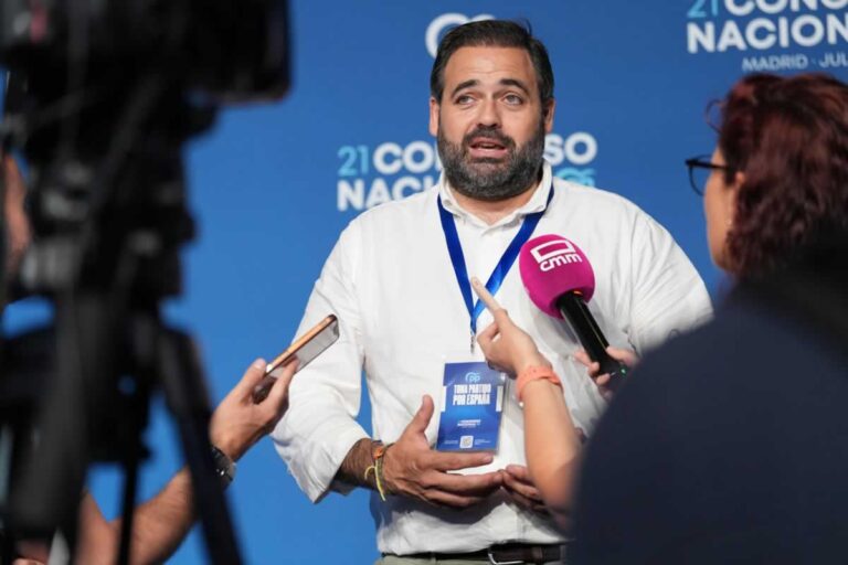 Núñez reta a Page desde el Congreso del PP: “¿Volverá a Castilla-La Mancha habiendo apoyado otra vez a Sánchez?”