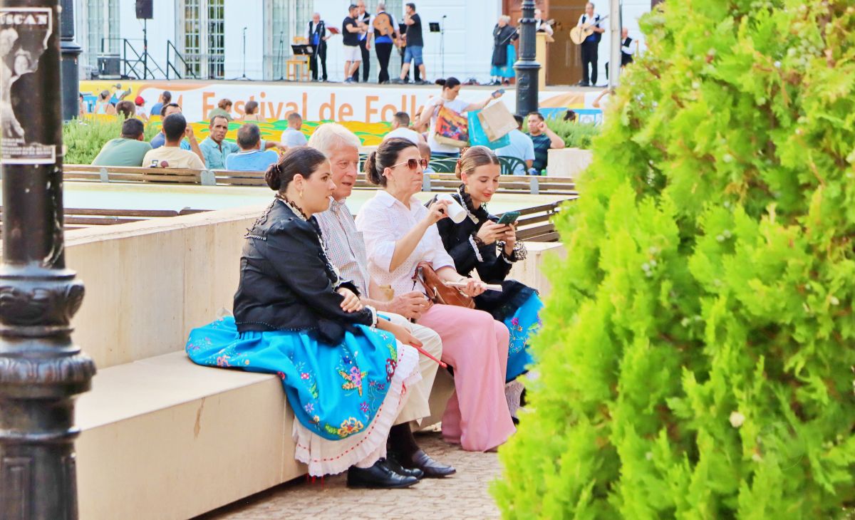 Tomelloso desafía al calor en el 44º Festival de Folklore con grupos de Castilla-La Mancha y Canarias