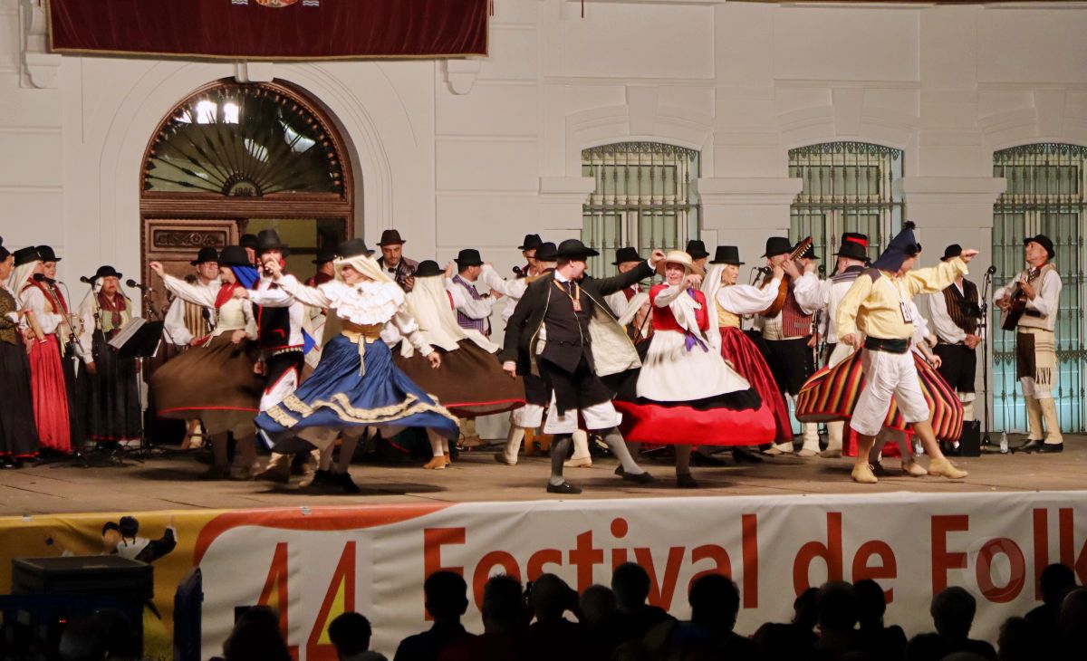Tomelloso desafía al calor en el 44º Festival de Folklore con grupos de Castilla-La Mancha y Canarias
