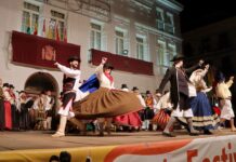Tomelloso desafía al calor en el 44º Festival de Folklore con grupos de Castilla-La Mancha y Canarias
