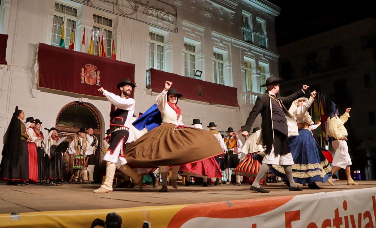 Tomelloso desafía al calor en el 44º Festival de Folklore con grupos de Castilla-La Mancha y Canarias