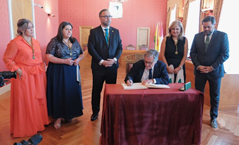 Marhuenda elogia la fuerza cultural de Tomelloso y Navarro destaca la seguridad y el éxito de la Feria 2025